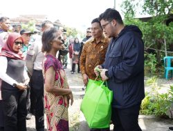 Social Riding Bersama Forkopimda, Mas Dhito Sambangi Penjual Bunga Tabur di Ngadiluwih