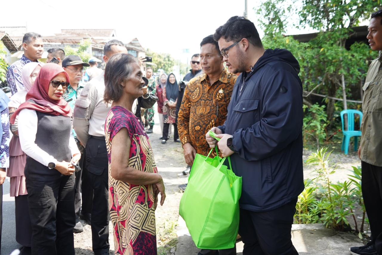 Social Riding Bersama Forkopimda, Mas Dhito Sambangi Penjual Bunga Tabur di Ngadiluwih