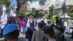 May Day Jombang Diwarnai Dua Aksi Buruh di DPRD