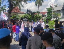 May Day Jombang Diwarnai Dua Aksi Buruh di DPRD