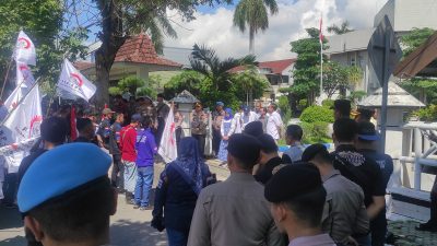 May Day Jombang Diwarnai Dua Aksi Buruh di DPRD
