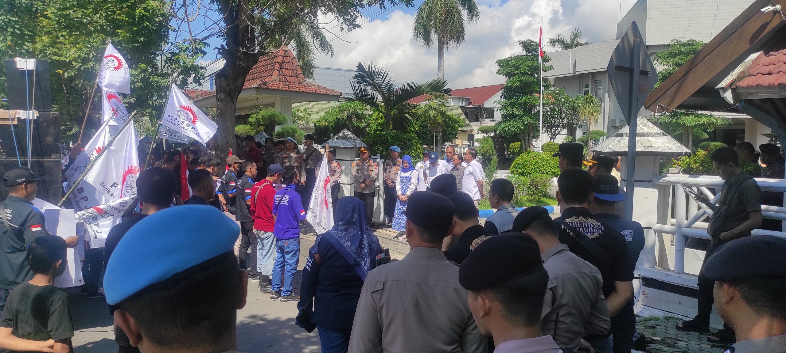 May Day Jombang Diwarnai Dua Aksi Buruh di DPRD