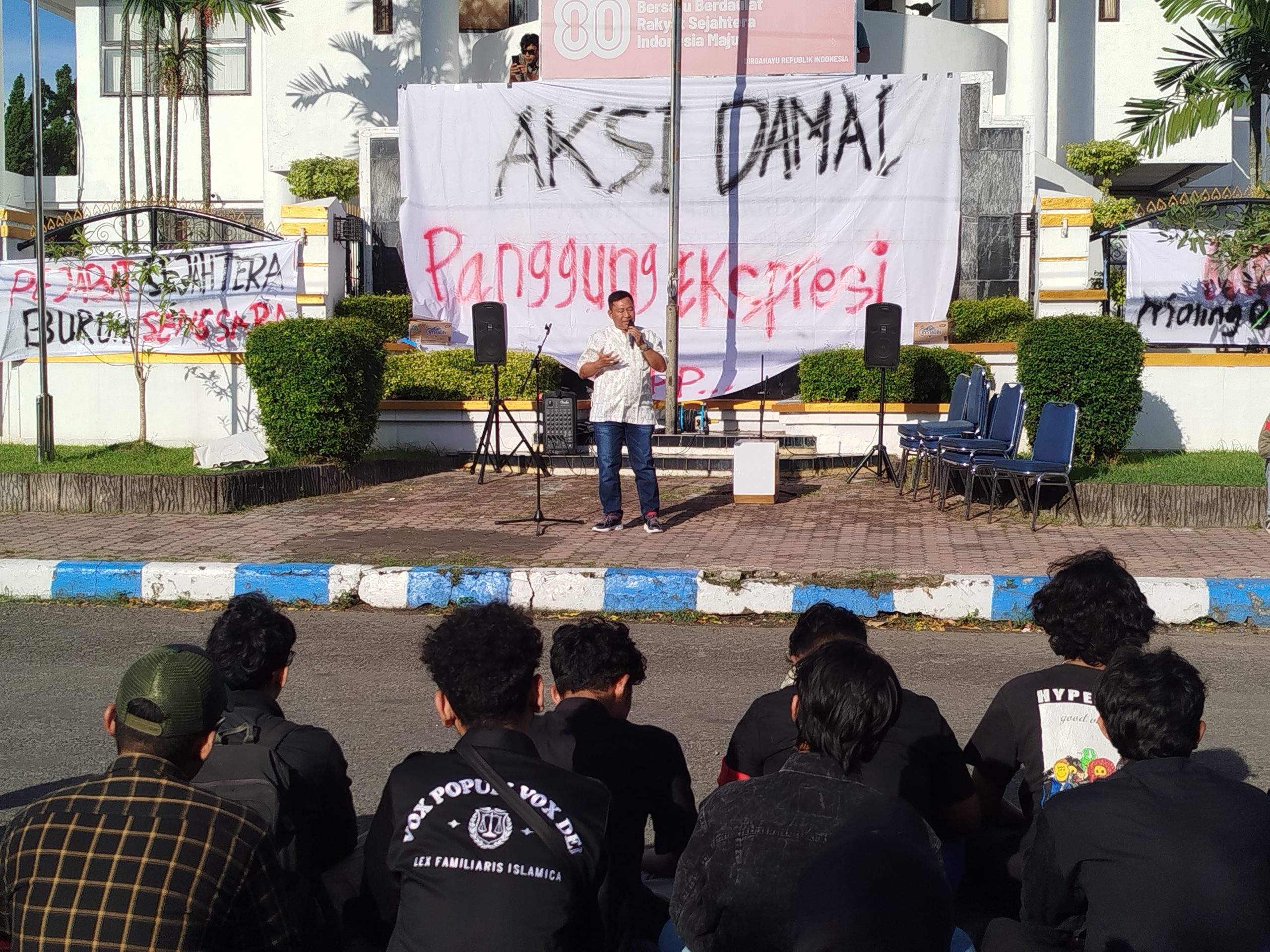 Peringati May Day dan Hardiknas, Mahasiswa Ponorogo Gelar Aksi Damai di DPRD