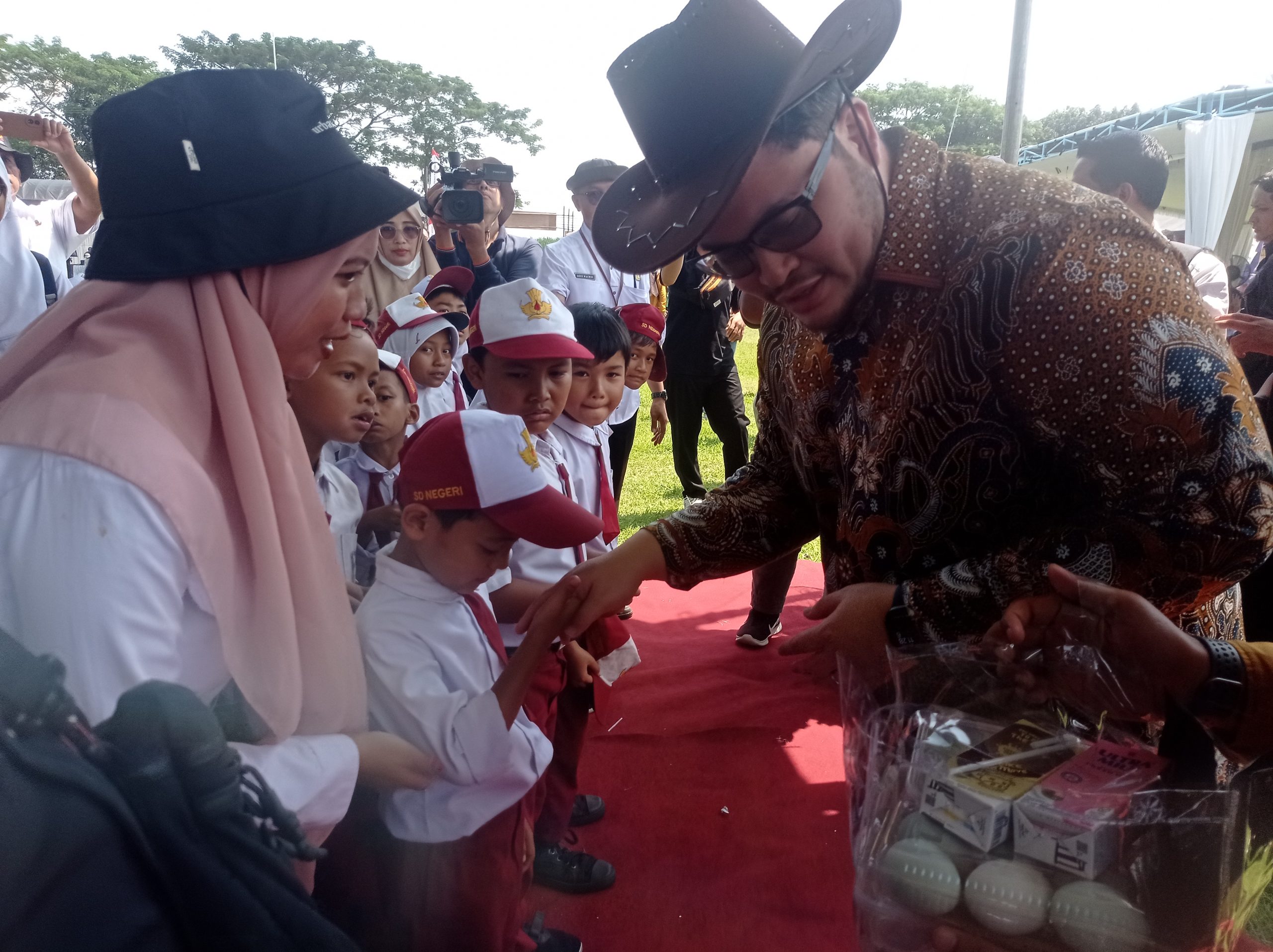 Bupati Kediri Hanindito Himawan Pramana saat berikan edukasi dan sosialisasi makanan produk peternakan ke siswa SD Negeri I dan Wonorejo Wates