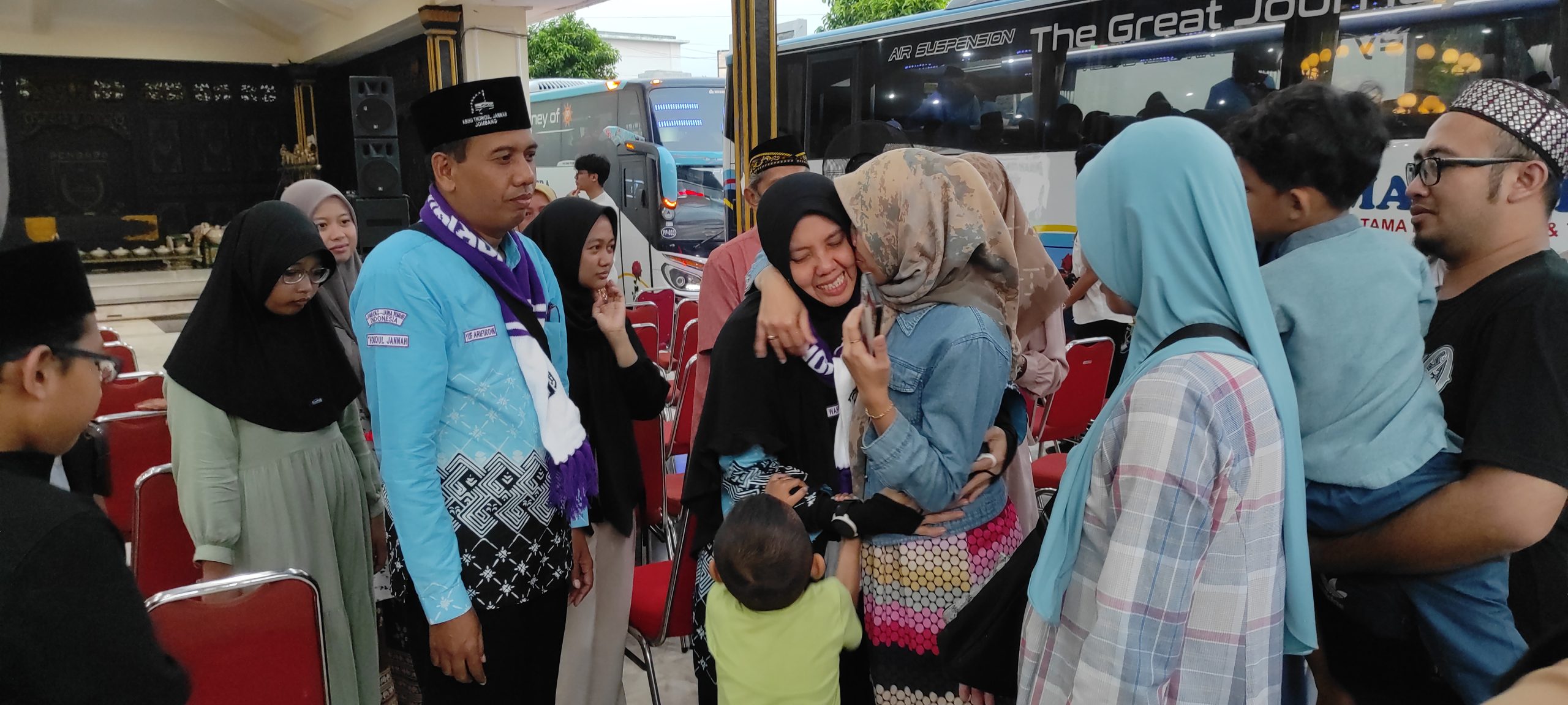Tangis Haru dan Syukur Warnai Pemberangkatan 528 Calon Haji Jombang, Jamaah Diimbau Jaga Kesehatan