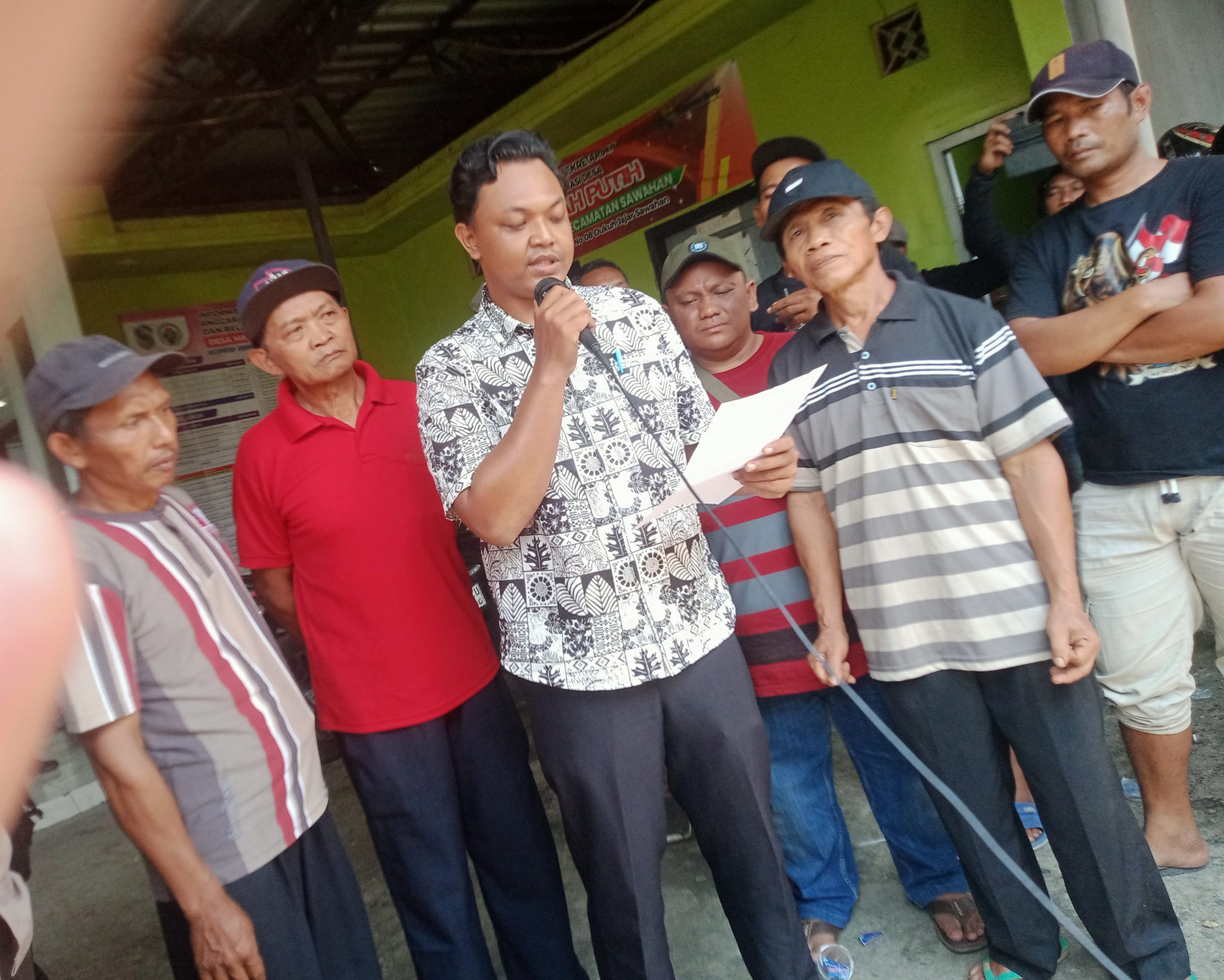 Patua Arrin Akka Dipiarsa Kasun Sembung Desa Margopatut saat membacakan jawaban atas tuntutan warga. (muji