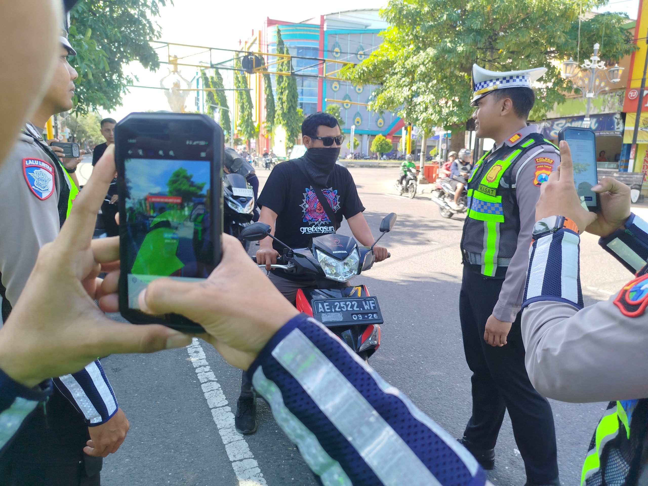 Satlantas Polres Ponorogo Terapkan Smart Glasses dan ETLE Handheld untuk Tilang Elektronik