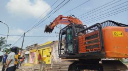 Bangunan Liar di Jalur Ponorogo-Pacitan Dibongkar, Berdiri di Atas Saluran Air Milik Pemerintah