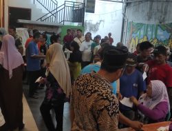 Ratusan Warga Desa Kepatihan Terima Bantuan Ayam dan Beras, Kades Berharap Program Berlanjut