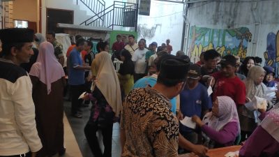 Ratusan Warga Desa Kepatihan Terima Bantuan Ayam dan Beras, Kades Berharap Program Berlanjut