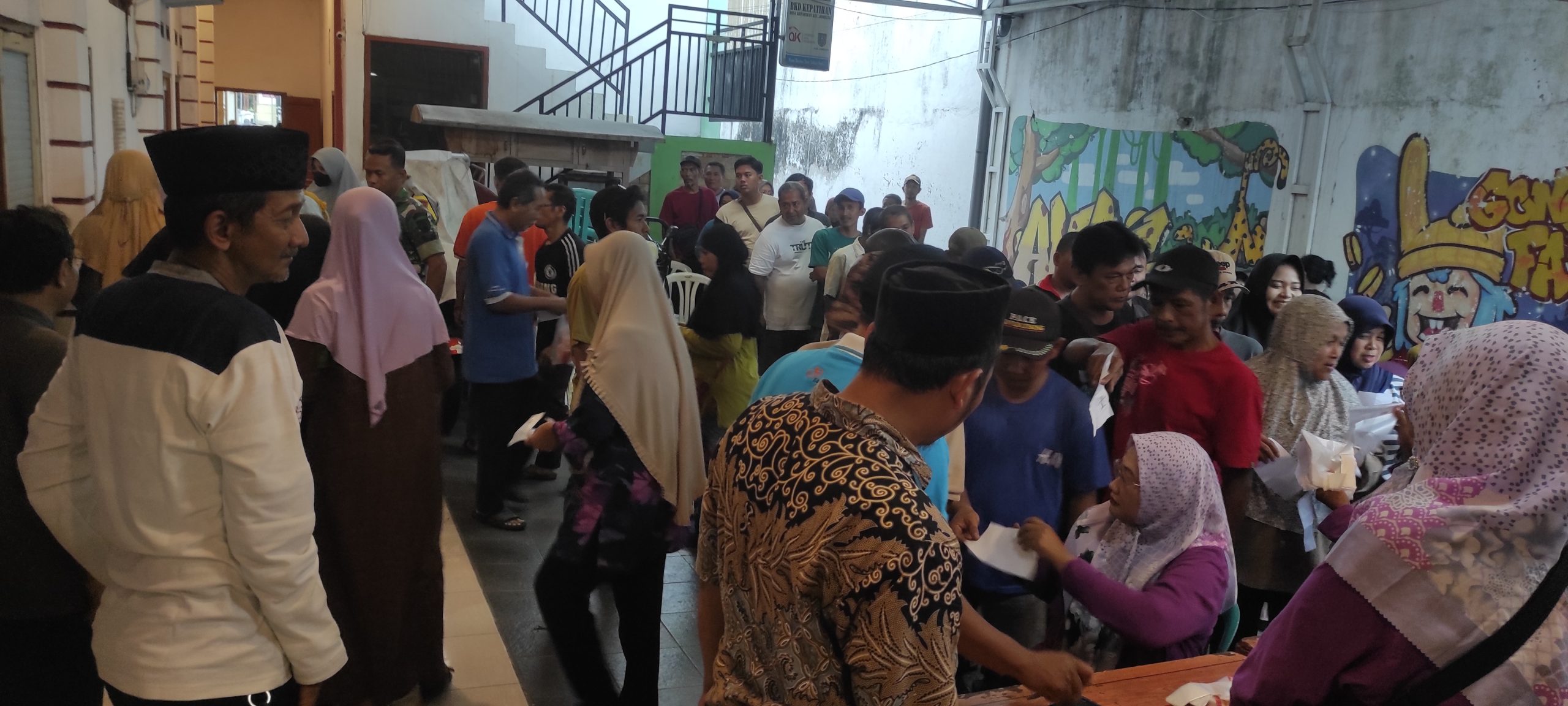 Ratusan Warga Desa Kepatihan Terima Bantuan Ayam dan Beras, Kades Berharap Program Berlanjut