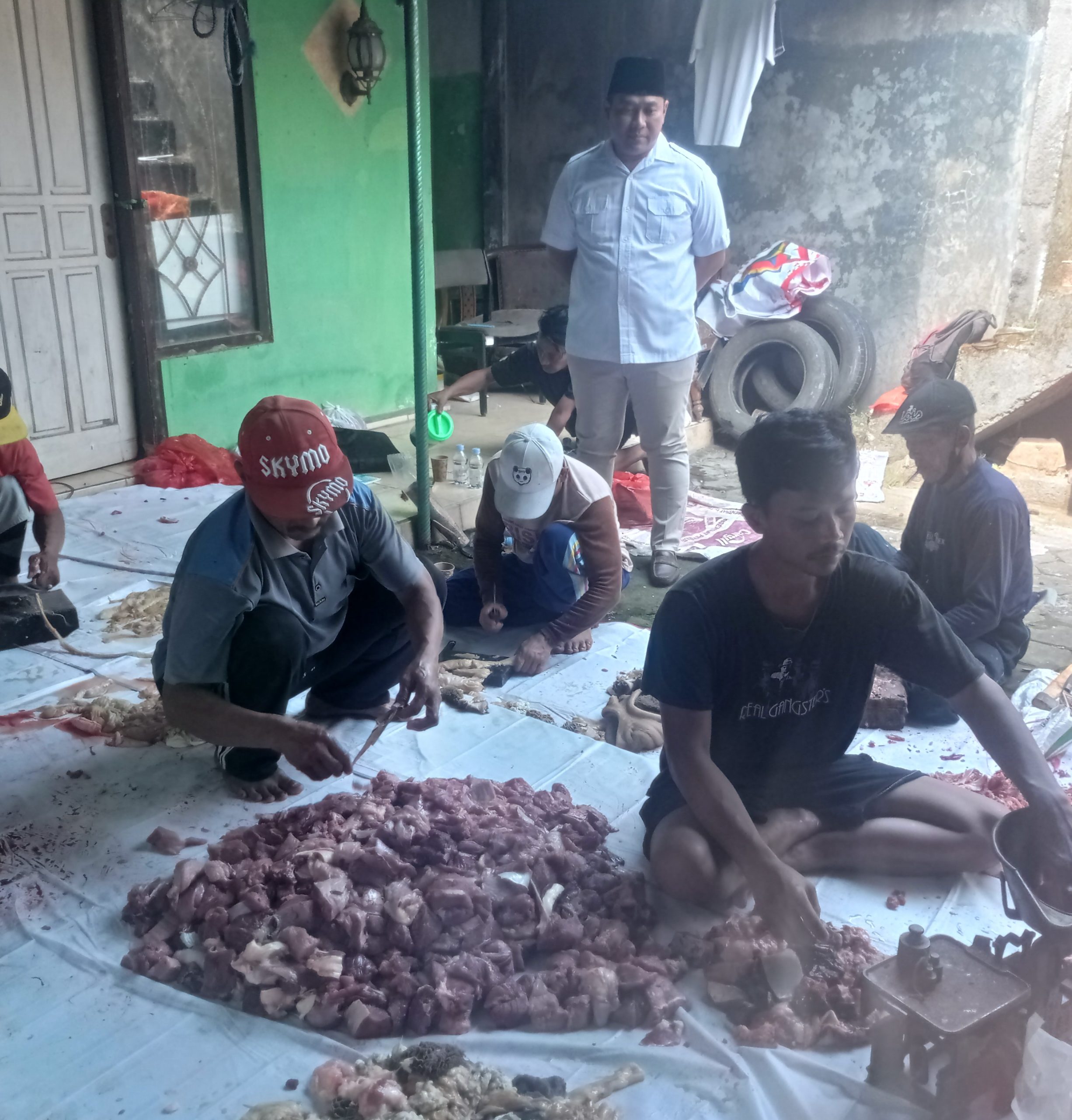 DPC Partai Gerindra Kabupaten Kediri Salurkan 200 Paket Daging Kurban untuk Warga Kurang Mampu