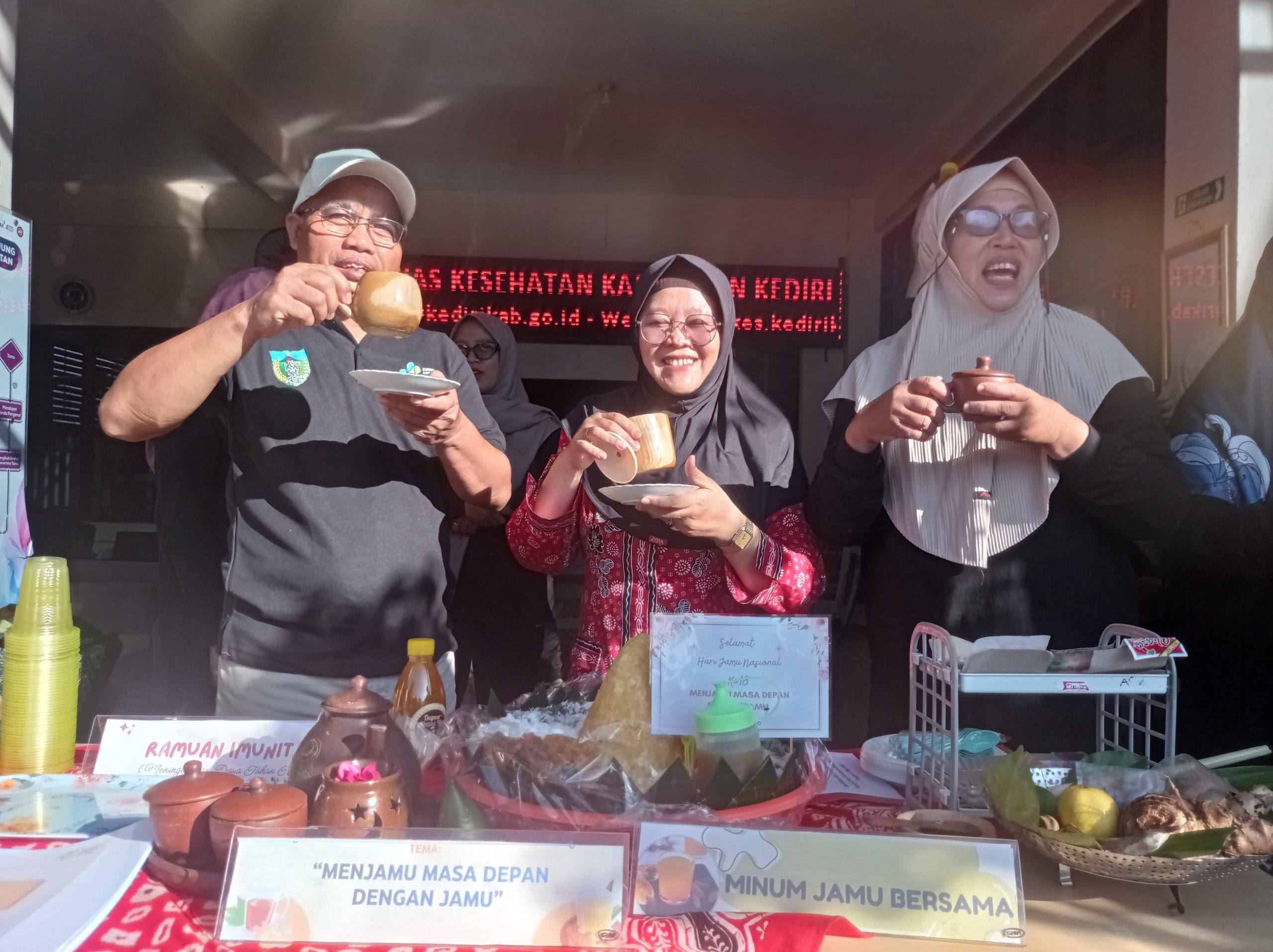 Dinkes Kabupaten Kediri Peringati Hari Jamu Nasional dengan Senam dan Minum Jamu Bersama