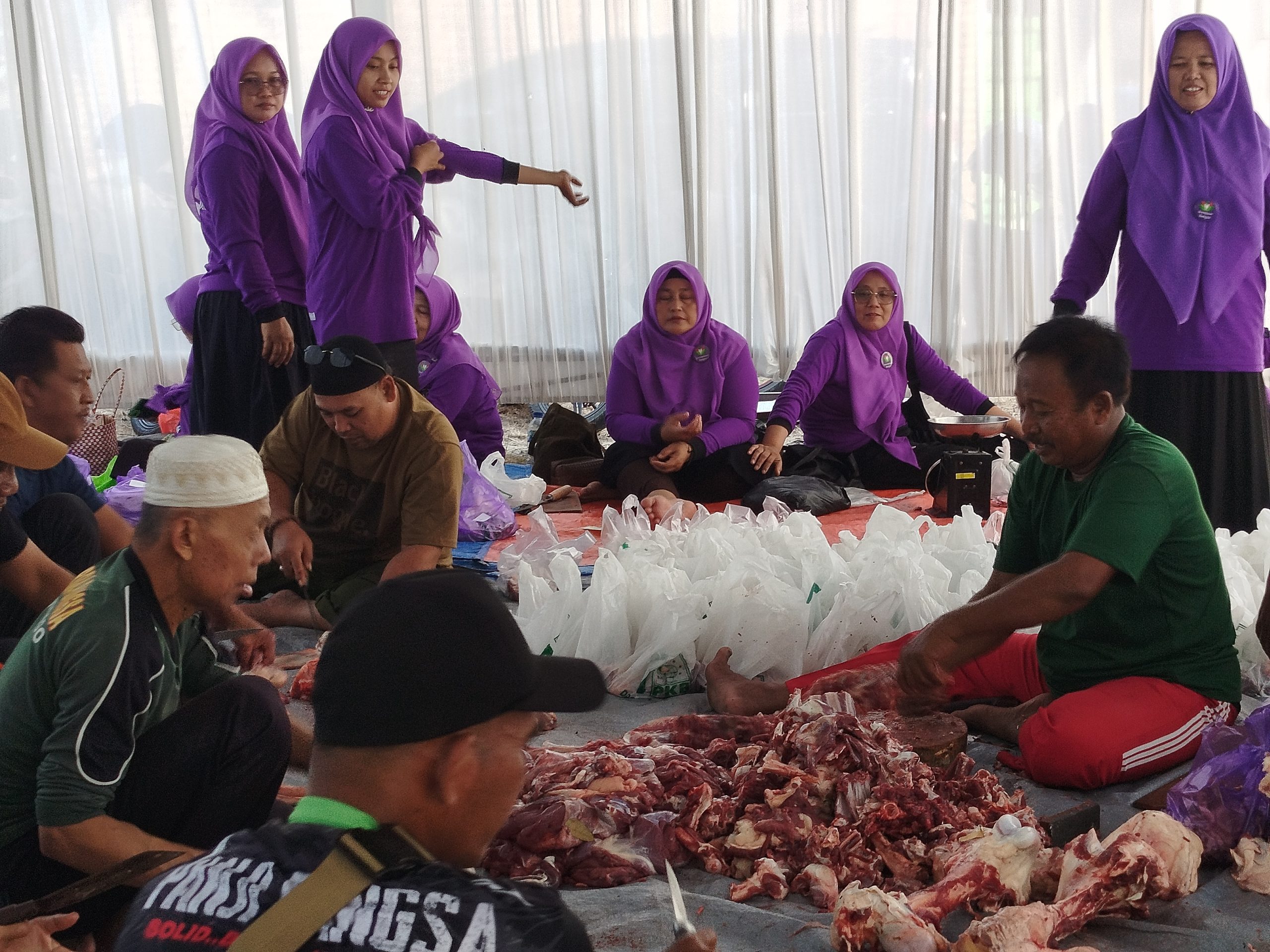 PKB Ponorogo Bagikan Ratusan Paket Daging Kurban untuk Masyarakat dan Banom