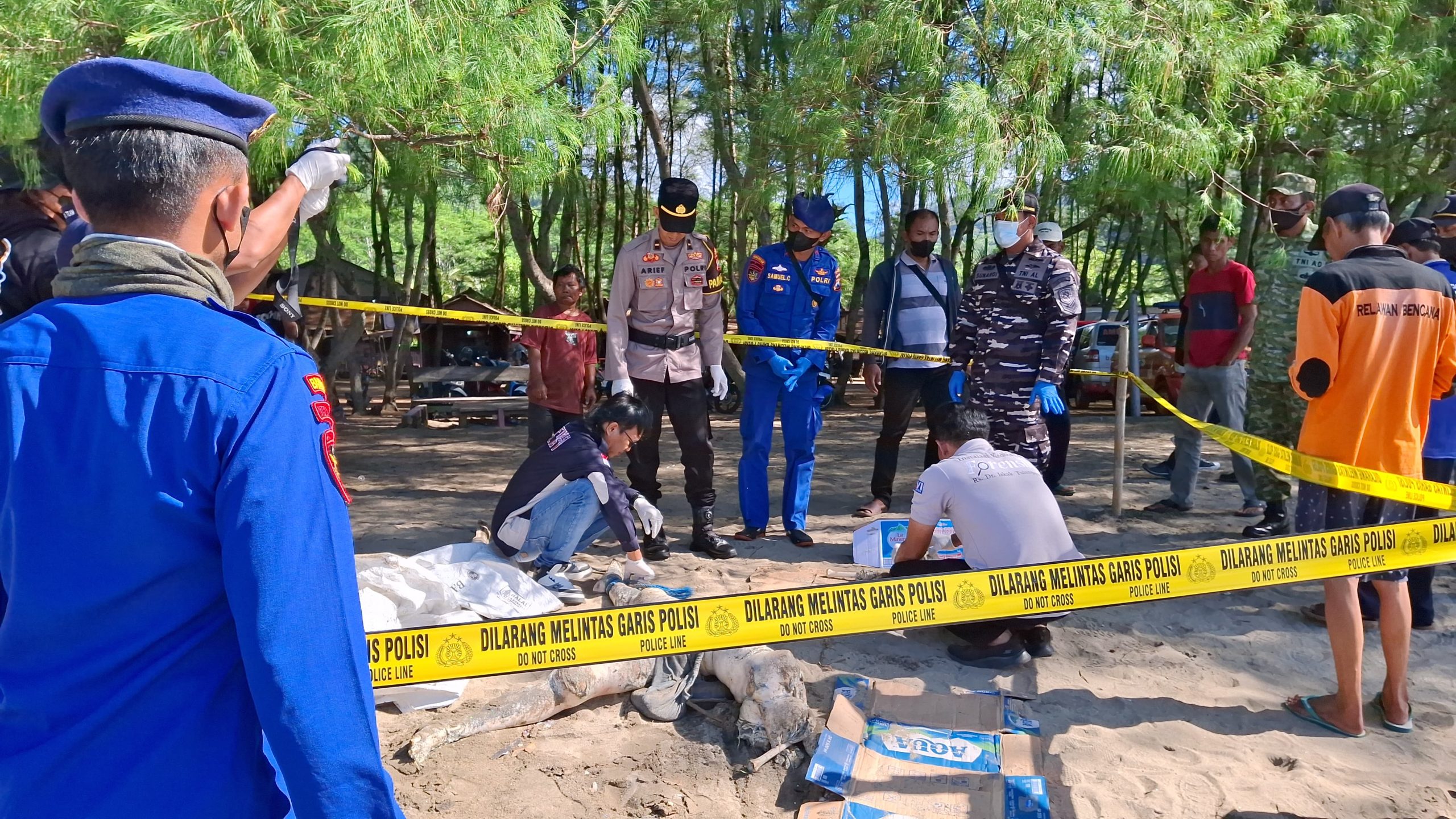 Petugas Polsek Kalidawir dan Tim Inafis Polres Tulungagung saat melakukan identifikasi terhadap mayat perempuan tanpa identitas di Pantai Sine Tulungagung (Polsek Kalidawir)