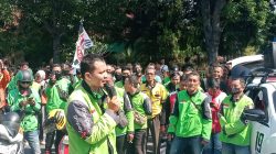 Ratusan Ojol dan Sopir Taksi Online Gelar Aksi Damai, Tolak Tuntutan 18 Tahun Penjara untuk Nadiem Makarim