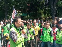 Ratusan Ojol dan Sopir Taksi Online Gelar Aksi Damai, Tolak Tuntutan 18 Tahun Penjara untuk Nadiem Makarim