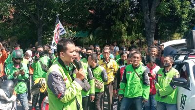 Ratusan Ojol dan Sopir Taksi Online Gelar Aksi Damai, Tolak Tuntutan 18 Tahun Penjara untuk Nadiem Makarim
