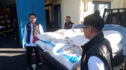 Petugas Satreskrim Polres Tulungagung saat merilis kasus penjualan pupuk ilegal bermerk Phoska di Tulungagung(isal