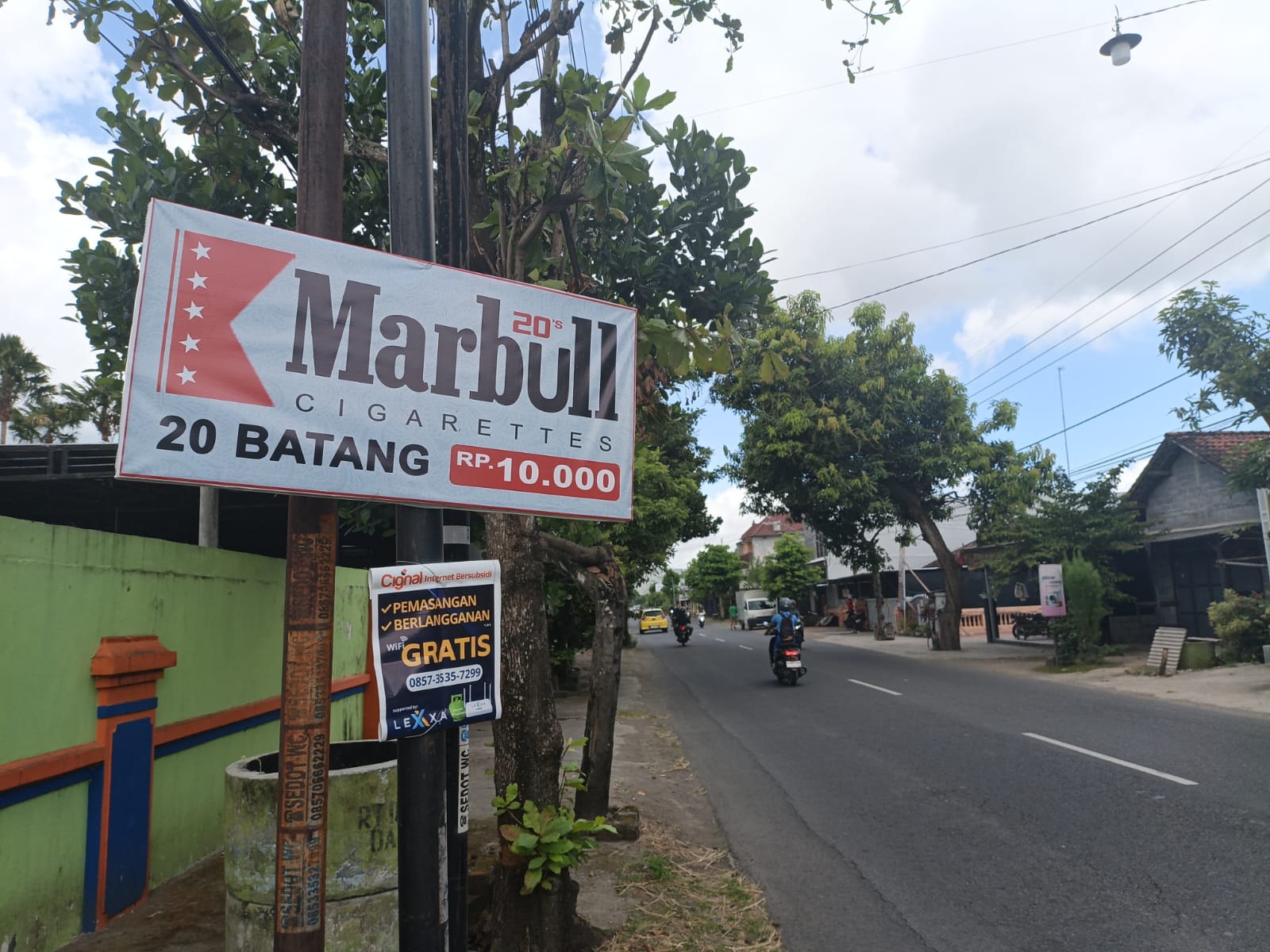 Diduga Imbas Berkurangnya Penindakan, Iklan Rokok Ilegal Marak Terpasang di Ruas Jalan Tulungagung