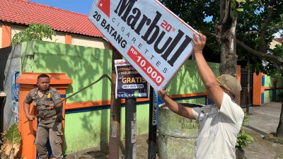 Satpol PP Tulungagung Tertibkan 19 Papan Reklame Rokok Ilegal di Sejumlah Ruas Jalan