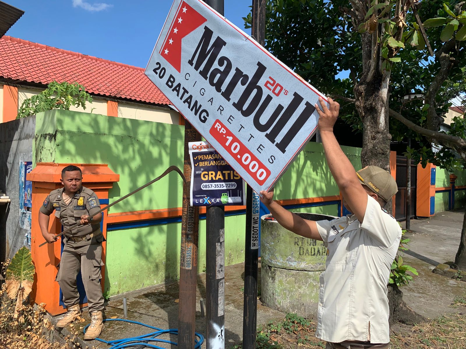 Satpol PP Tulungagung Tertibkan 19 Papan Reklame Rokok Ilegal di Sejumlah Ruas Jalan