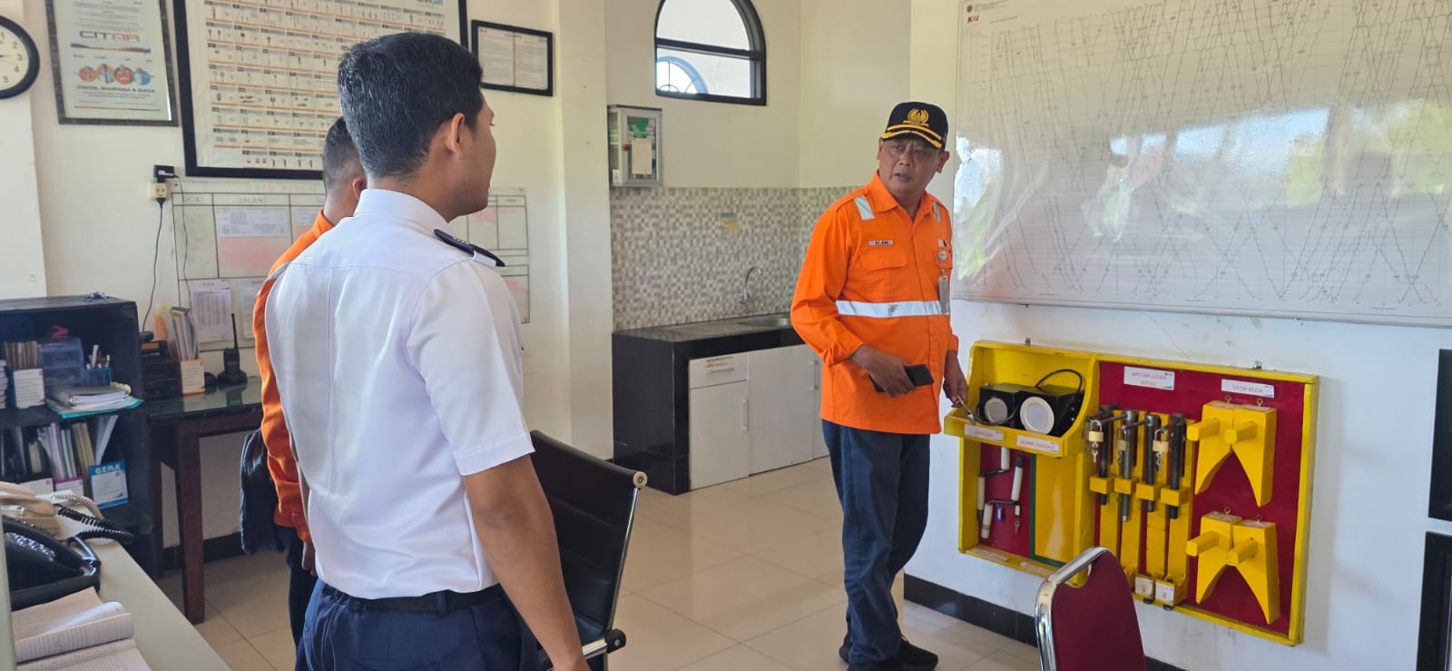 Libur Panjang Hari Buruh, Penumpang Membludak di Stasiun Blitar