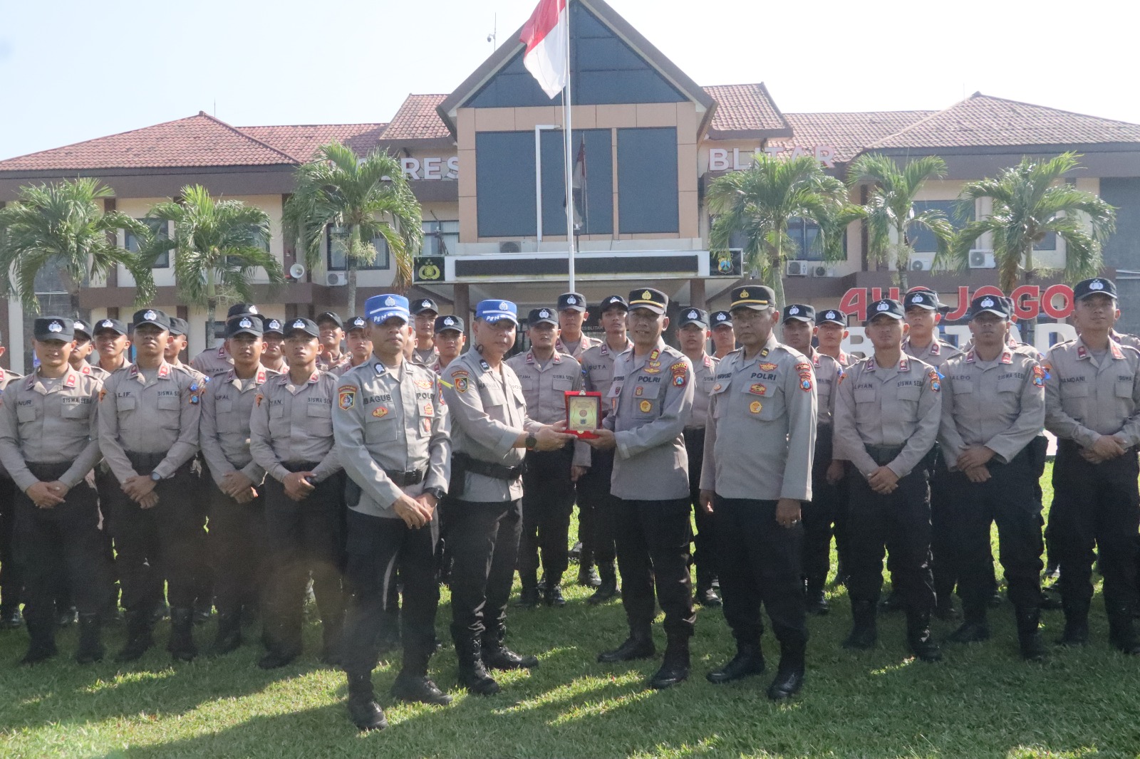Lepas Siswa Diktuk Bintara Brimob, Polres Blitar Tekankan Profesionalisme dan Disiplin Polisi Muda