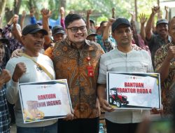 Dukung Ketahanan Pangan, Mas Dhito Salurkan Benih Jagung dan Traktor untuk Petani Ngadiluwih
