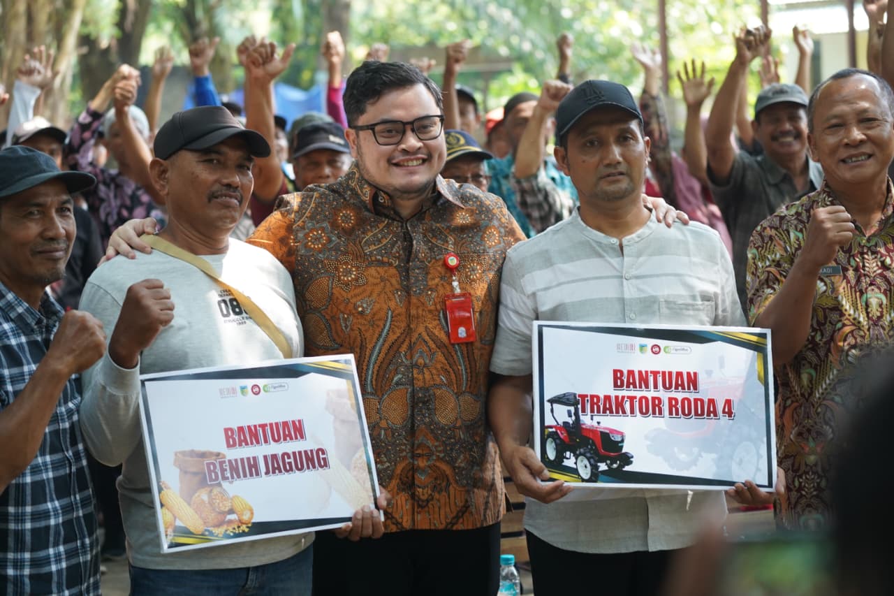 Dukung Ketahanan Pangan, Mas Dhito Salurkan Benih Jagung dan Traktor untuk Petani Ngadiluwih