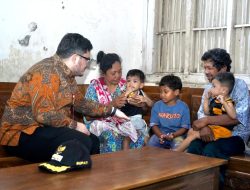 Kuatkan Nenek Sholikah yang Merawat Tiga Cucunya, Bupati Kediri Mas Dhito : Ibu Harus Tetap Kuat