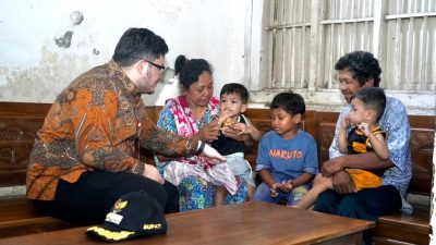 Mas Dhito Kuatkan Nenek Sholikah yang Merawat Tiga Cucunya: Ibu Harus Tetap Kuat