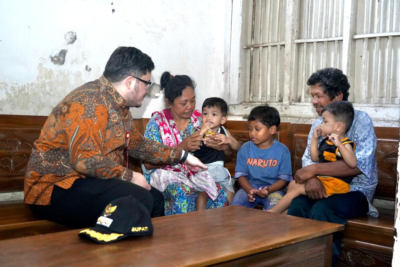 Mas Dhito Kuatkan Nenek Sholikah yang Merawat Tiga Cucunya: Ibu Harus Tetap Kuat