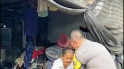 Patroli Jumat Berkah, Polisi Bagikan Sayur dan Makanan kepada Warga