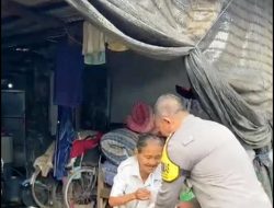 Patroli Jumat Berkah, Polisi Bagikan Sayur dan Makanan kepada Warga