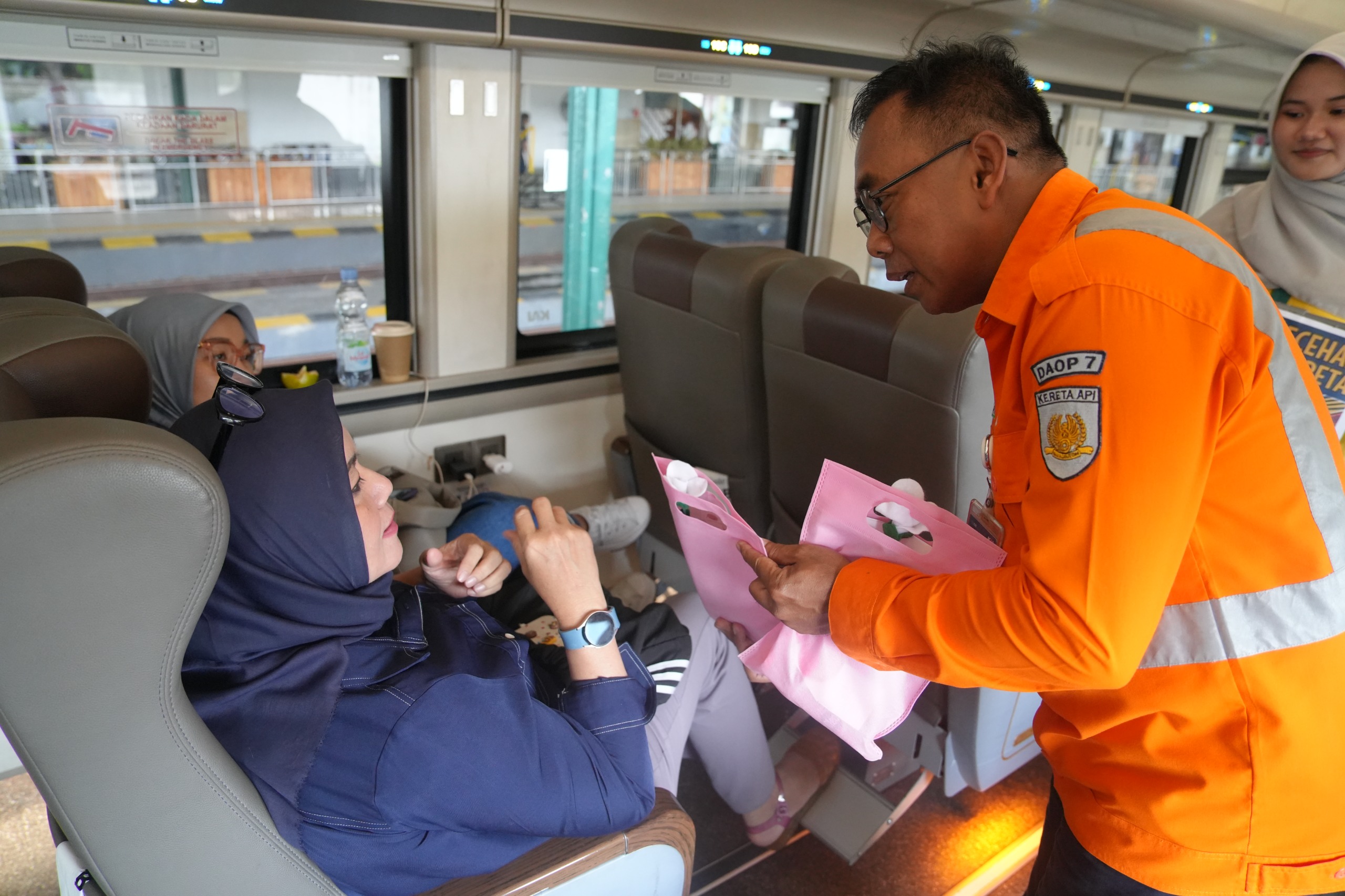 KAI Daop 7 Gandeng Komunitas Pecinta KA Gelar Kampanye Anti Pelecehan Seksual di Stasiun dan Kereta