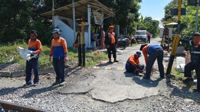 Tingkatkan Keselamatan Perjalanan, KAI Normalisasi Perlintasan Sebidang di Wilayah Blitar