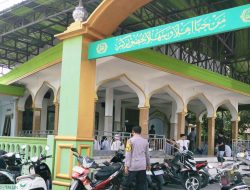 Polisi Kawal Salat Jumat di Talun, Jamin Jamaah Beribadah dengan Aman