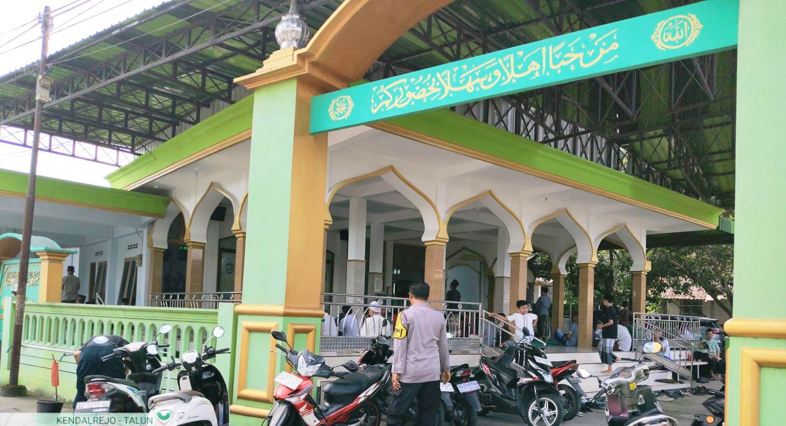 Polisi Kawal Salat Jumat di Talun, Jamin Jamaah Beribadah dengan Aman