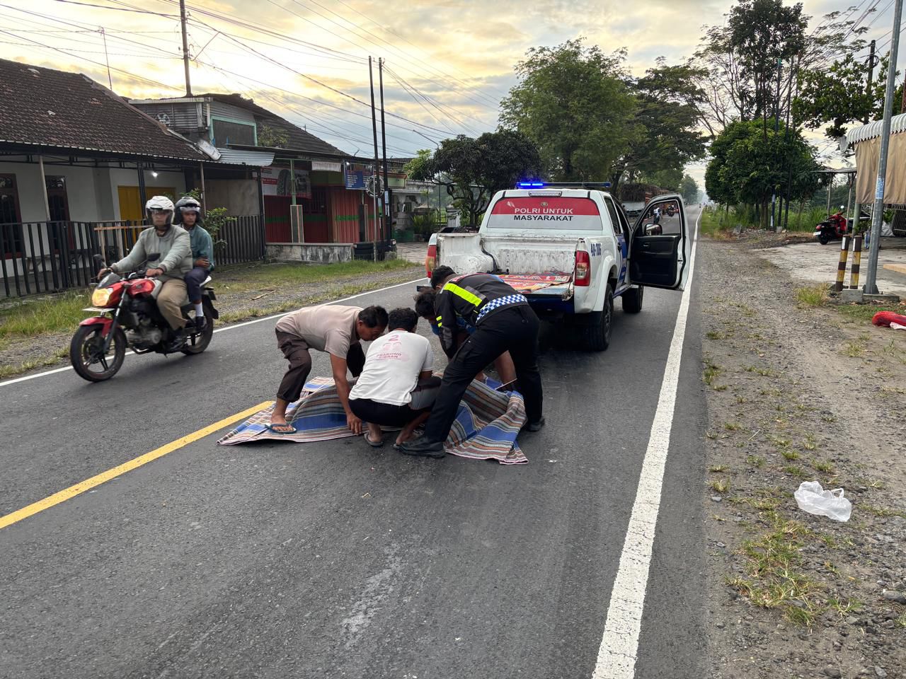 Pengendara Motor Tewas Usai Terjatuh dan Tertabrak Honda Brio di Talun Blitar