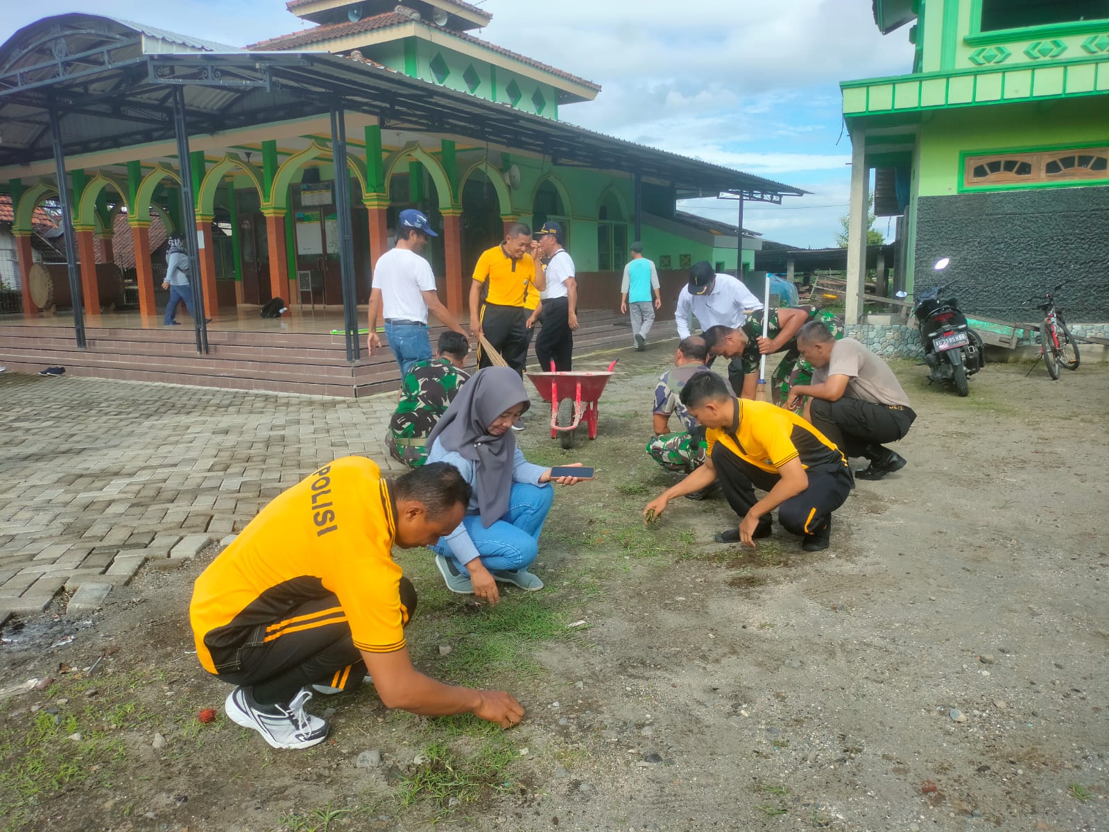 Pupuk Kepedulian Lingkungan, Personel Polres Blitar Gelar Kerja Bakti Bersama Warga