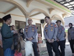 Silaturahmi ke Panti Asuhan, Kapolres Blitar Serahkan Bantuan dan Hewan Kurban
