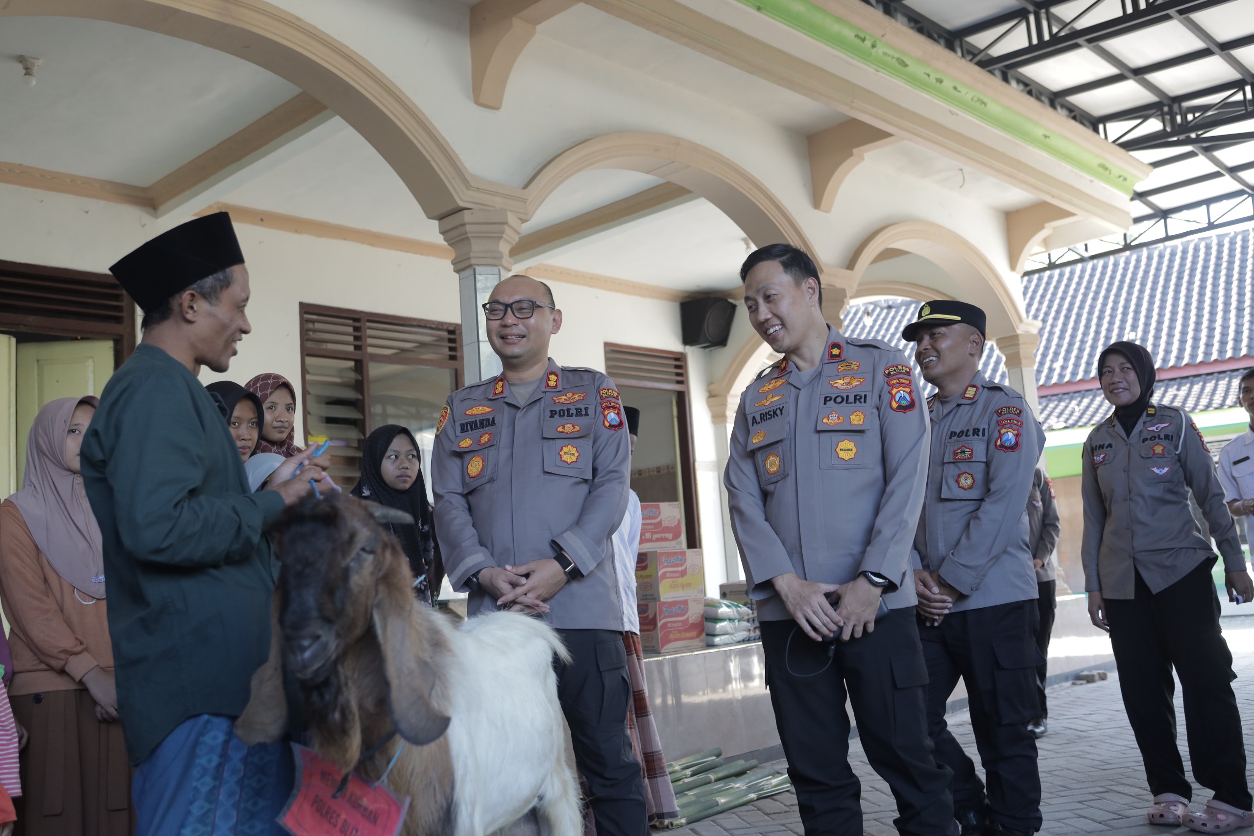 Silaturahmi ke Panti Asuhan, Kapolres Blitar Serahkan Bantuan dan Hewan Kurban