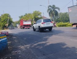 KAI Daop 8 Surabaya Rawat Perlintasan Sebidang di Lamongan Demi Keselamatan Perjalanan Kereta
