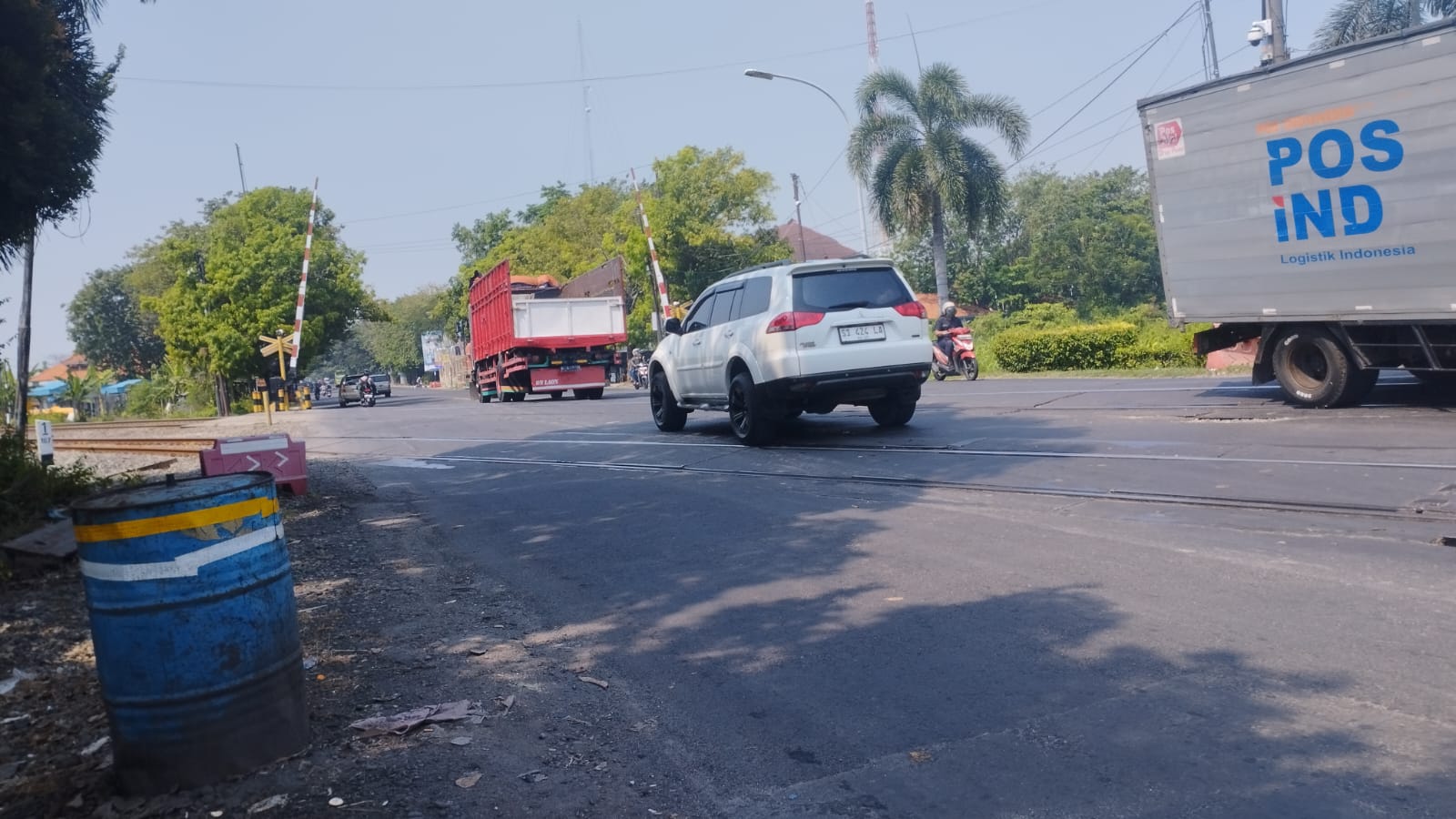 KAI Daop 8 Surabaya Rawat Perlintasan Sebidang di Lamongan Demi Keselamatan Perjalanan Kereta