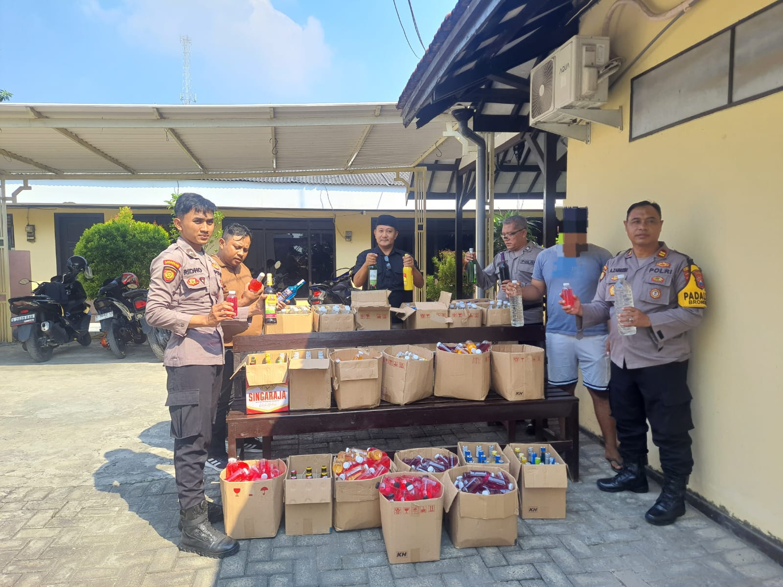 Polsek Brondong Gerebek Warung Penjual Miras, Ratusan Liter Minuman Beralkohol Disita