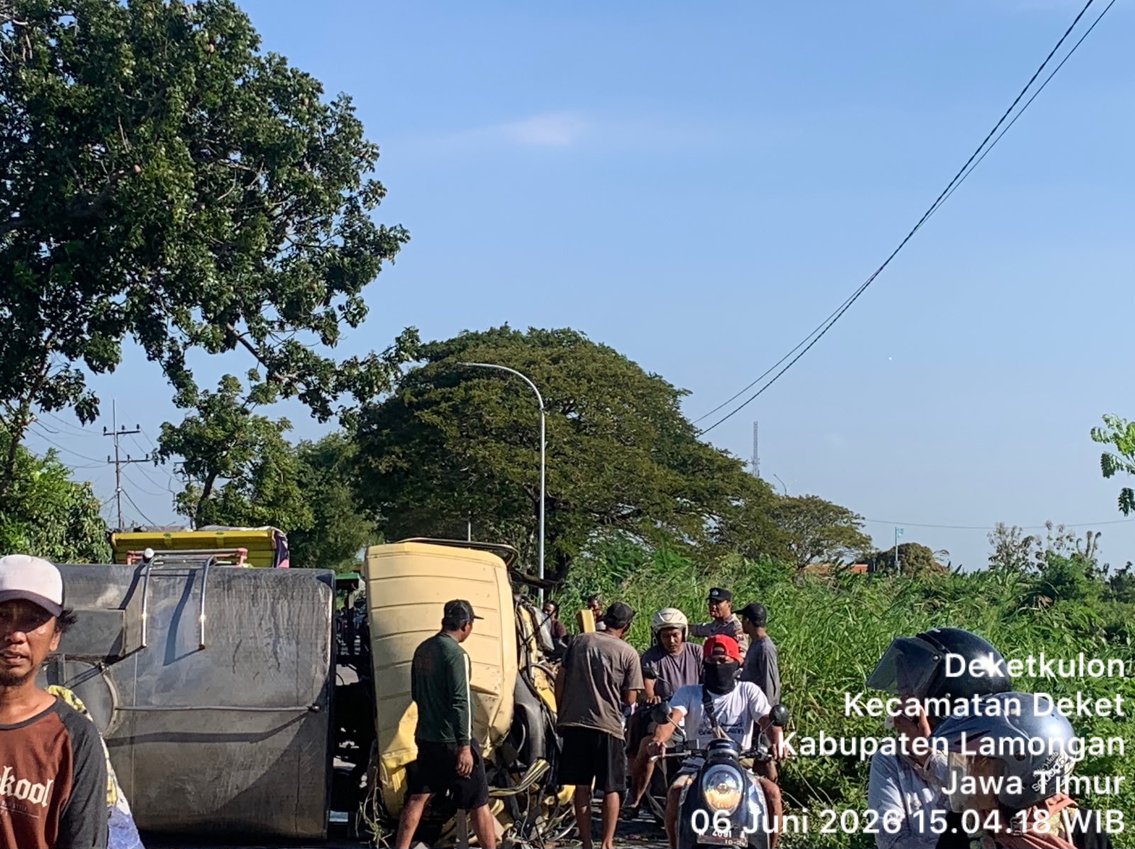 Diduga Sopir Mengantuk, Truk Tangki Tabrak Pohon dan Terguling di Jalur Deket-Karangbinangun Lamongan