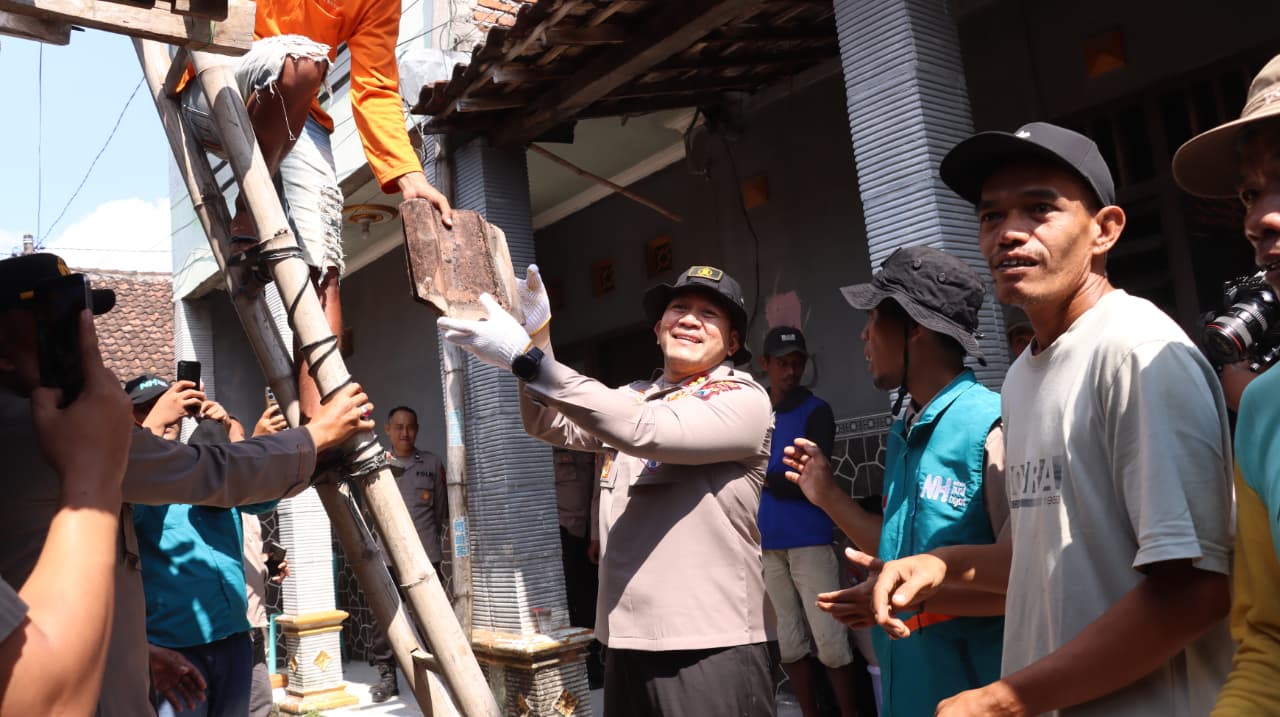 Peringati Hari Bhayangkara ke-80, Polres Lamongan Bedah Rumah Warga Kurang Mampu di Kecamatan Modo