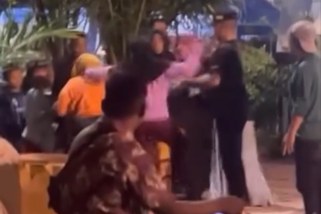 Viral Emak-Emak Berkelahi di Alun-Alun Lamongan, Jadi Tontonan Pengunjung