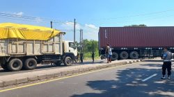 Ban Depan Pecah, Truk Kontainer Kecelakaan Tunggal di Jalur Babat-Lamongan, Sempat Picu Kemacetan